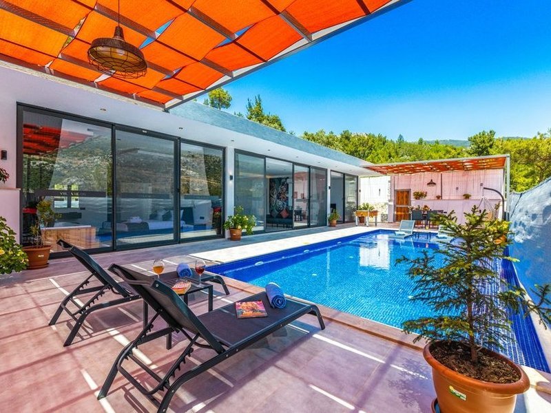 Grande baie coulissante d'une villa du coteau de Collonges ouverte sur une terrasse avec vue sur la Saône