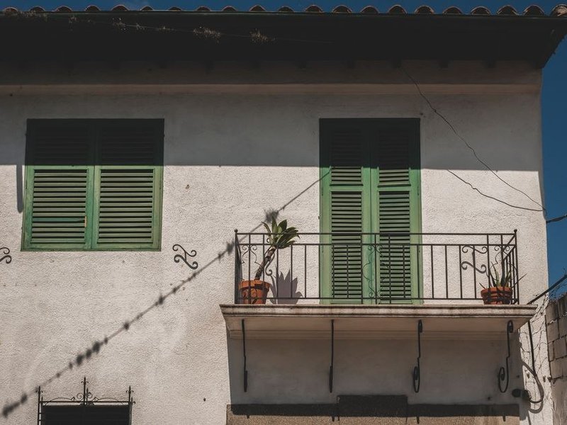 Volets et protection solaire posés sur une façade exposée au sud d'une maison au bord de la Saône à Collonges