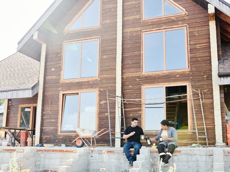 Pavillon en construction à Corbas, façade équipée de fenêtres double vitrage