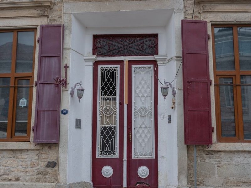 Porte d'entrée bois de caractère restaurée sur une maison ancienne en pierre du bourg de Couzon-au-Mont-d'Or