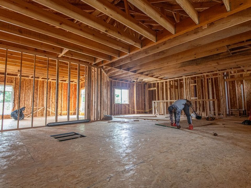 Pose des menuiseries dans un pavillon en construction à Craponne, châssis en cours d'installation