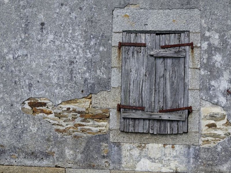 Fenêtre bois à petits bois d'une ancienne ferme en pierre du plateau de Dardilly, reprise à l'identique avec vitrage isolant