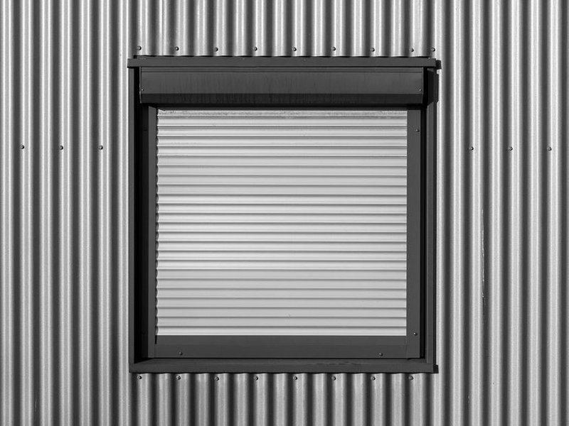 Volet roulant motorisé sur la fenêtre d'un pavillon exposé au vent sur le plateau de Duerne