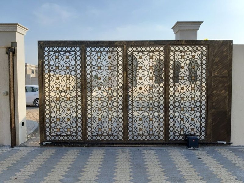 Portail coulissant motorisé en aluminium et clôture assortie fermant l'entrée d'une propriété close d'Écully