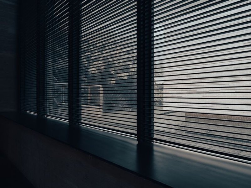Brise-soleil orientable motorisé installé au-dessus d'une grande baie vitrée sur une villa contemporaine d'Écully