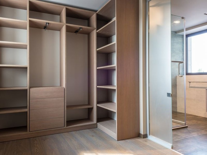 Dressing sur-mesure toute hauteur en cours d'aménagement dans la suite parentale d'une propriété d'Écully
