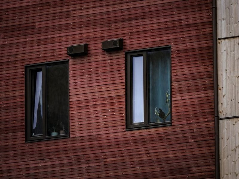 Fenêtre en aluminium à double vitrage acoustique posée sur un pavillon de la plaine des Razes à Feyzin, façade exposée au vent rhodanien