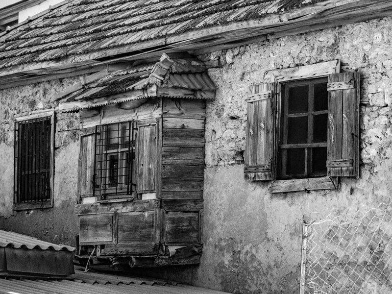 Fenêtre bois d'origine d'une maison de village en pierre du vieux bourg de Fontaines-Saint-Martin avant remplacement par une menuiserie isolante au même dessin