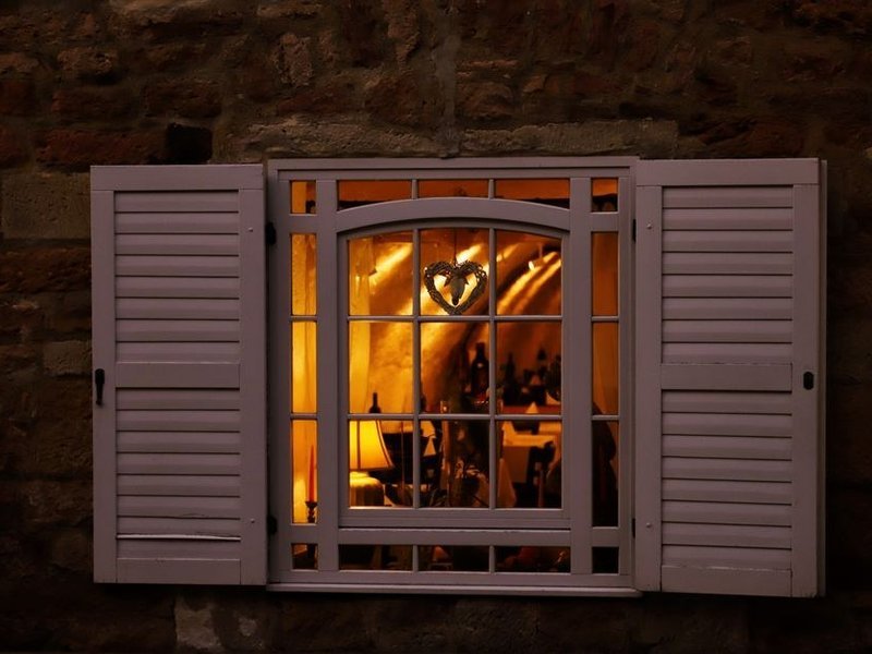 Fenêtre bois à petits bois posée dans une maison ancienne en pierre du centre de Fontaines-sur-Saône, teinte accordée à la façade