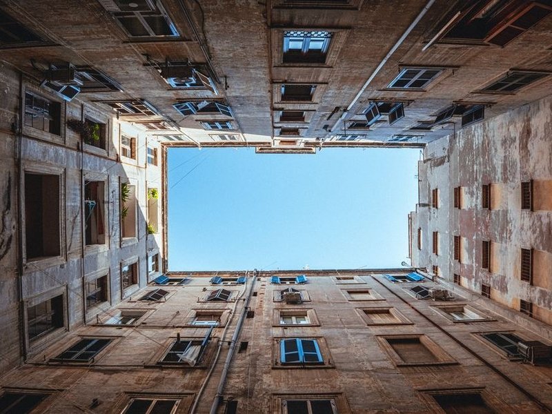 Fenêtre isolante à vitrage acoustique posée dans un appartement d'immeuble ancien des quais de Saône à Fontaines-sur-Saône