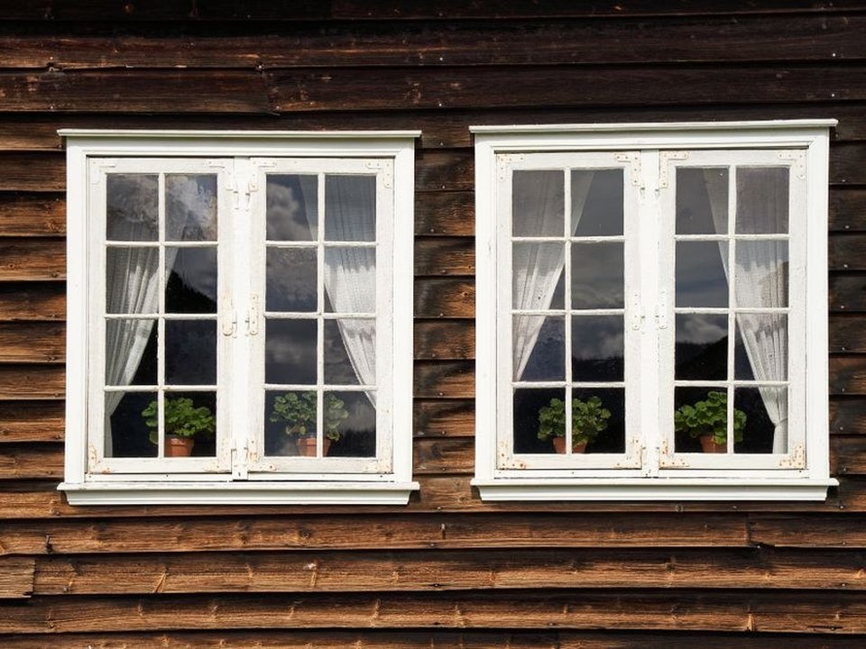 Fenêtre bois à petits bois refaite à l'ancienne sur une maison en pierre du bourg de Fontaines-sur-Saône