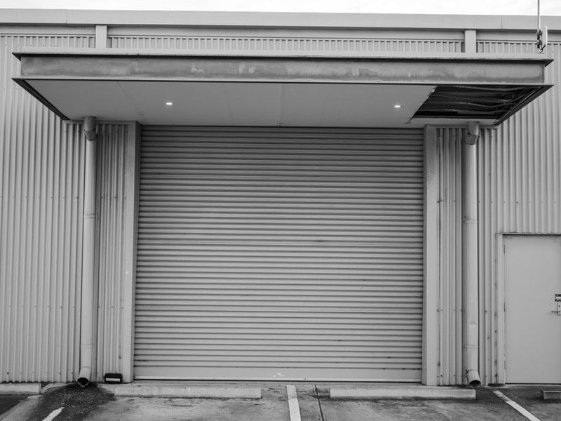 Volets roulants et portail assortis installés sur un pavillon de lotissement résidentiel à Francheville