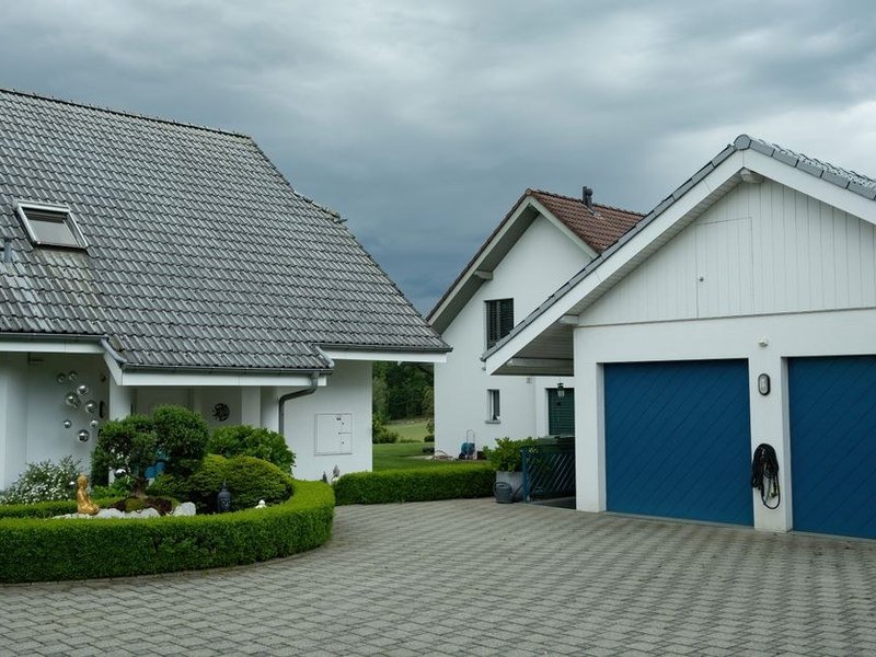 Porte de garage sectionnelle et portail de propriété d'un pavillon individuel de Genas