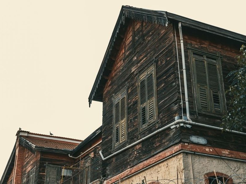 Fenêtre bois et volets battants d'une maison ancienne du bourg de bord de Saône à Genay