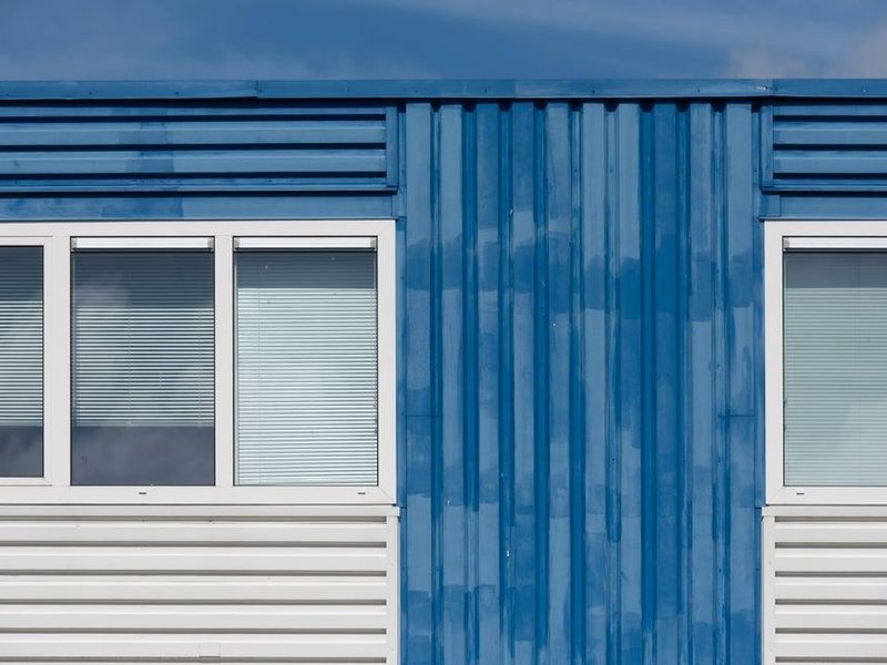Fenêtres PVC double vitrage neuves posées sur les cotes d'origine d'un pavillon de lotissement à Grézieu-la-Varenne