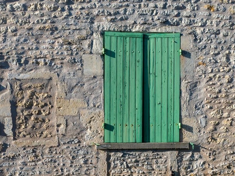 Fenêtre en bois à petits carreaux d'une maison ancienne du vieux village perché d'Irigny avant remise en état