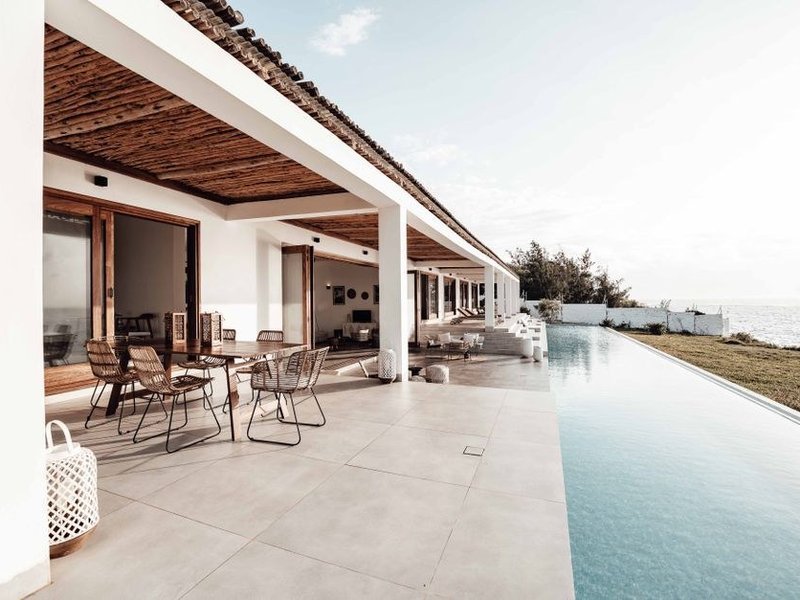 Grande baie coulissante d'une villa des coteaux d'Irigny donnant sur une terrasse tournée vers la vallée du Rhône