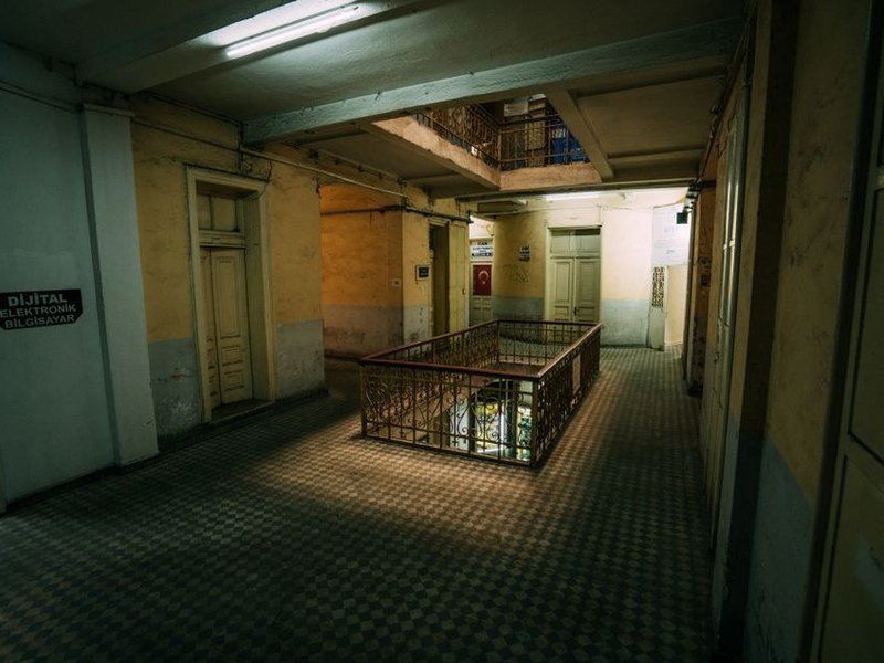 Porte palière renforcée et porte d'entrée d'immeuble ancien sécurisées dans une cage d'escalier à La Mulatière