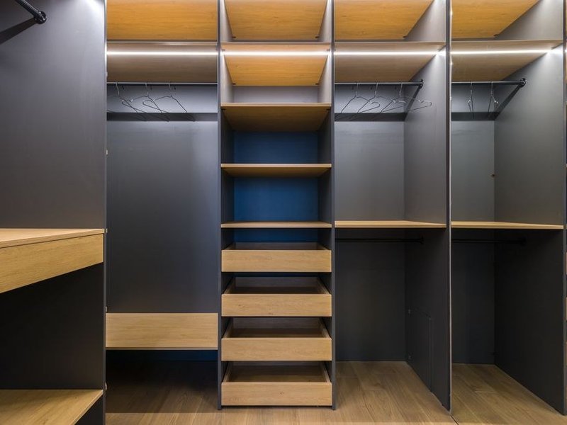 Menuiseries intérieures et placards sur-mesure posés dans un appartement rénové d'un immeuble ancien de La Mulatière
