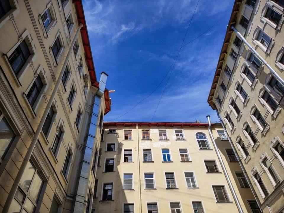 Menuisier posant une fenêtre sur-mesure dans un appartement d'immeuble ancien de La Mulatière ouvrant sur les quais du confluent Rhône-Saône