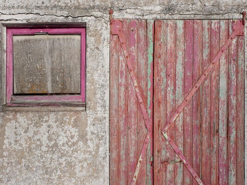 Ancienne fenêtre en bois d’une ferme d’élevage isolée de Larajasse avant remise en état