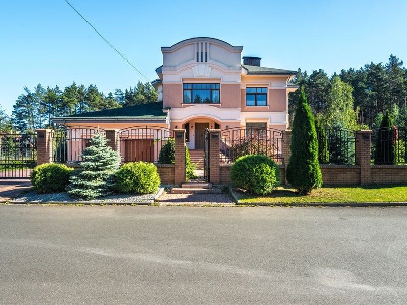 Portail large d'accès fermant une allée boisée d'une propriété de Lentilly, coordonné au style de la maison