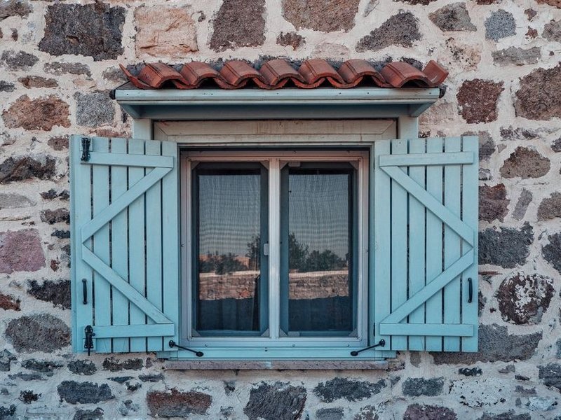 Volets bois d'un immeuble ancien de Terreaux à Lyon 1 repris dans le respect de l'aspect de la façade