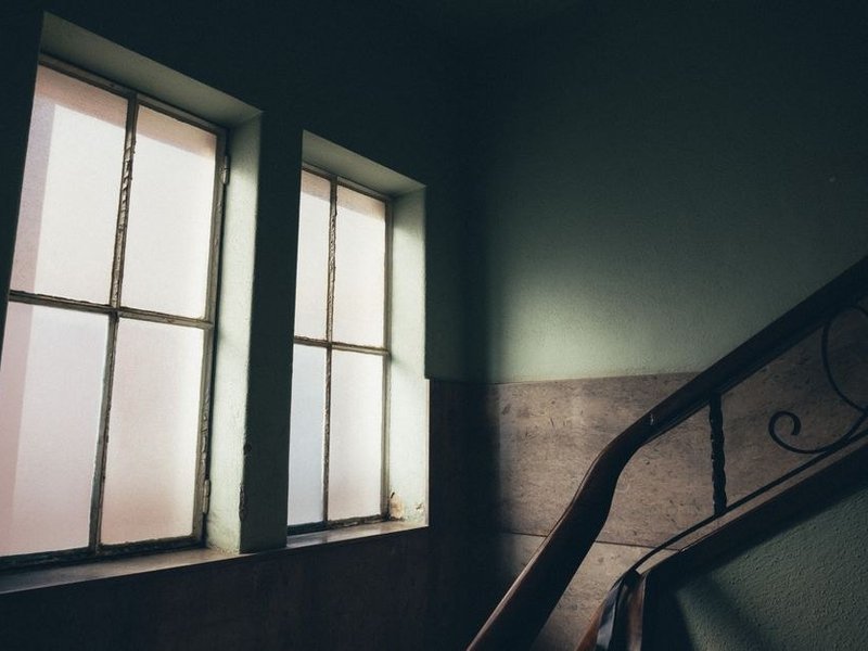 Fenêtre ancienne et escalier étroit d'un immeuble de Lyon 1, accès sans ascenseur qui impose de monter les menuiseries à la main