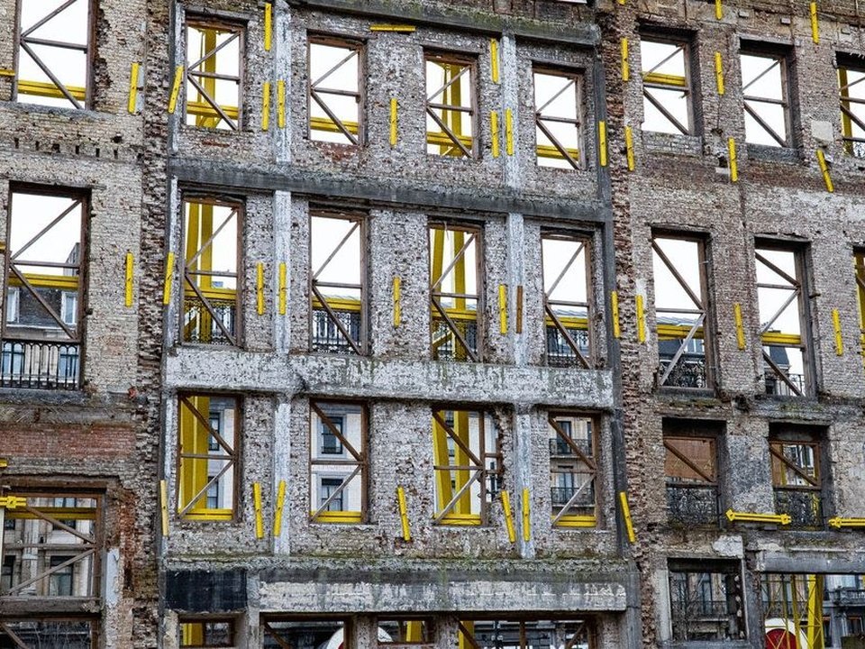 Menuisier à Lyon 1 restaurant les fenêtres bois d'un immeuble ancien de Terreaux, sur les pentes de la Croix-Rousse en secteur patrimonial