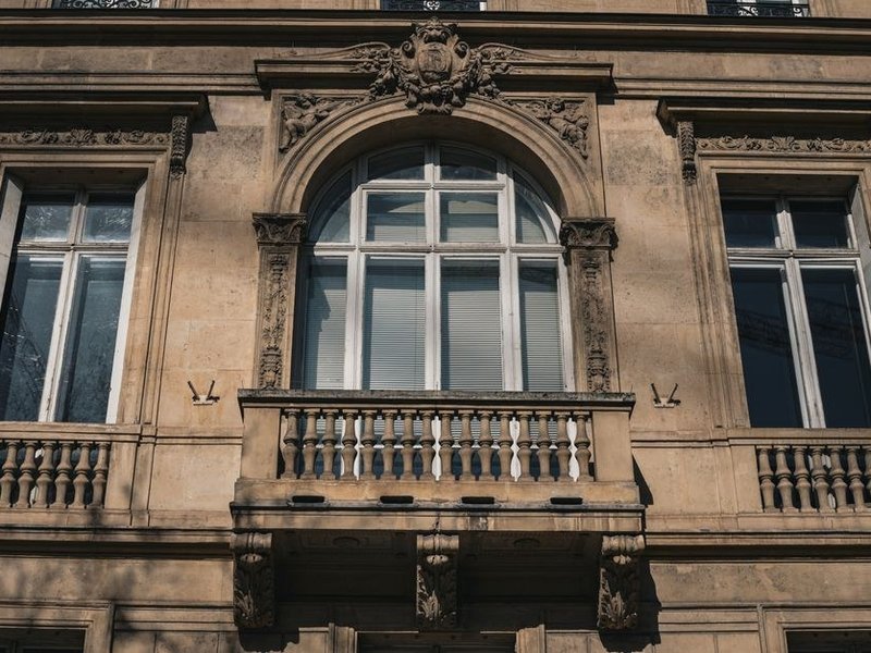 Fenêtre d'un immeuble bourgeois ancien d'Ainay à Lyon 2e en secteur patrimonial, avant remplacement de la menuiserie