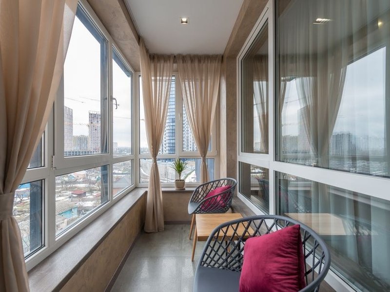 Grande baie aluminium coulissante d'un appartement neuf de Confluence à Lyon 2e ouvrant sur une terrasse au bord des darses