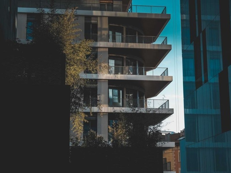 Garde-corps vitré et châssis de grande dimension sur la façade d'un programme contemporain de Confluence à Lyon 2e