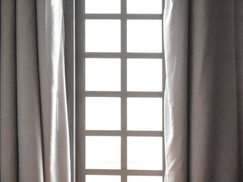 Fenêtre bois à petits bois restaurée à l'identique avec vitrage isolant discret dans un appartement du Vieux-Lyon à Lyon 5