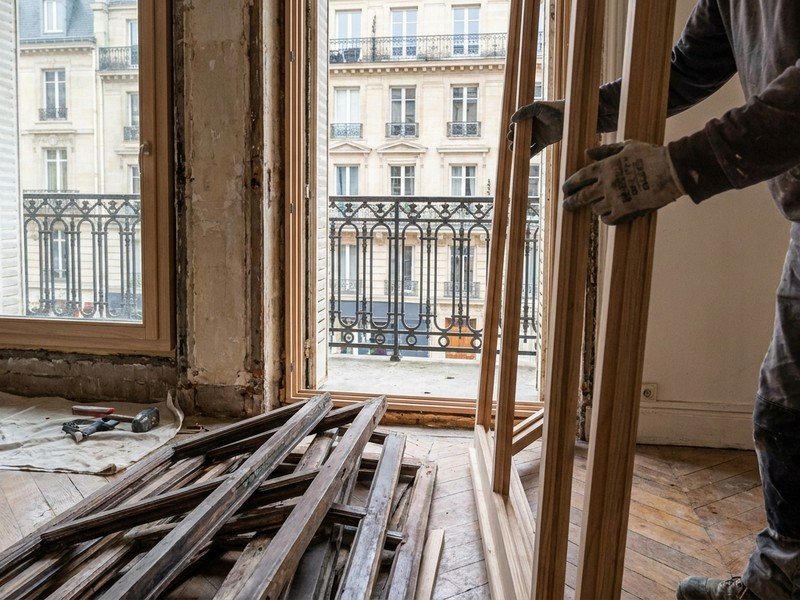 Remplacement des fenêtres bois d'origine par des menuiseries neuves sur mesure dans un appartement d'immeuble ancien de Saxe-Gambetta, Lyon 7e