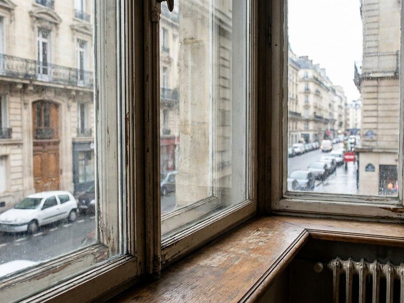 Fenêtre à double vitrage acoustique posée côté rue passante du cours Gambetta dans un appartement de Lyon 7e