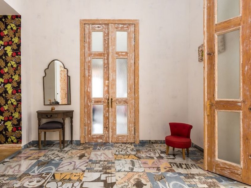 Porte palière Art déco vitrée dans la cage d'escalier d'un immeuble des années 30 à Lyon 8