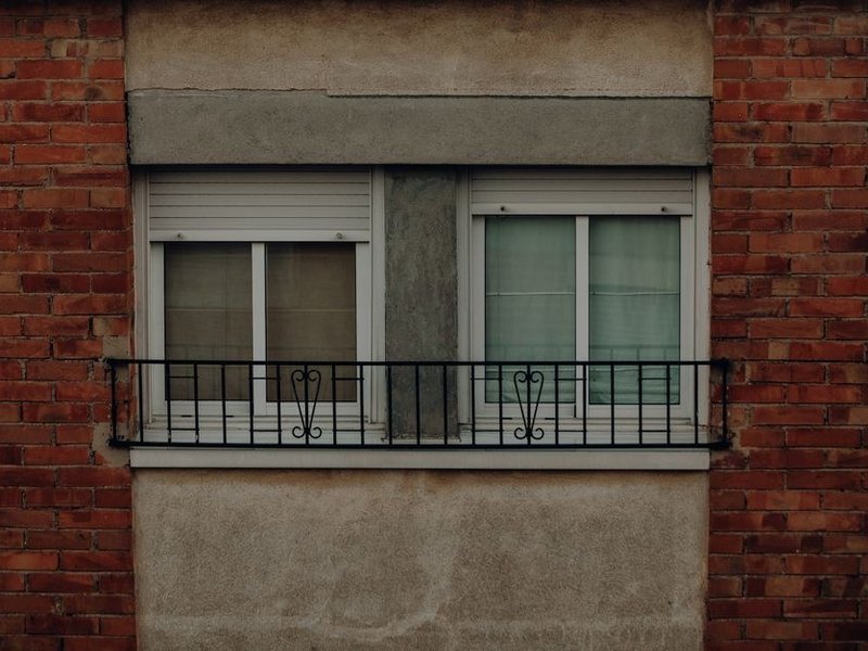 Fenêtre à double vitrage acoustique posée en remplacement d'un simple vitrage d'origine dans un appartement du Bachut à Lyon 8