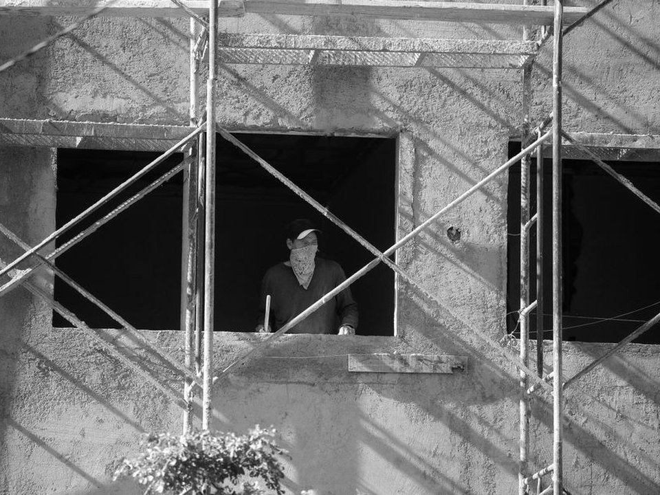 Menuisier remplaçant une fenêtre en acier Art déco des années 30 dans un appartement de Monplaisir à Lyon 8