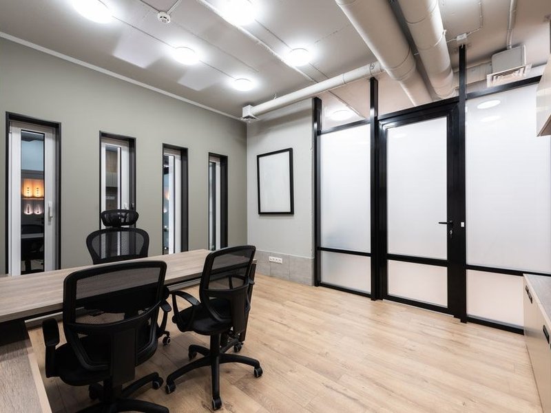 Verrière d'atelier en acier noir avec porte vitrée séparant une cuisine ouverte dans un loft de Vaise, Lyon 9