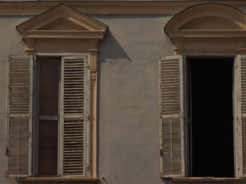 Fenêtres bois neuves reprenant la partition d'origine posées sur la façade d'un immeuble de faubourg ancien à Vaise, Lyon 9