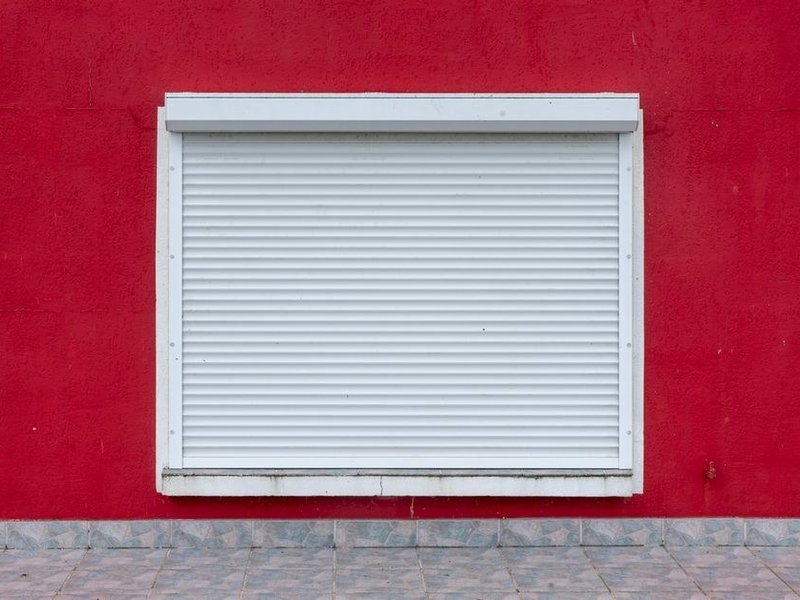 Fenêtre équipée d'un volet roulant neuf sur un pavillon du secteur de Saint-Rambert à Lyon 9