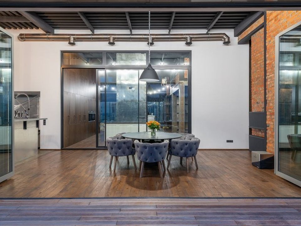 Verrière d'atelier en acier à profilés fins séparant la cuisine du séjour dans un loft réhabilité d'ancien atelier à Vaise, Lyon 9