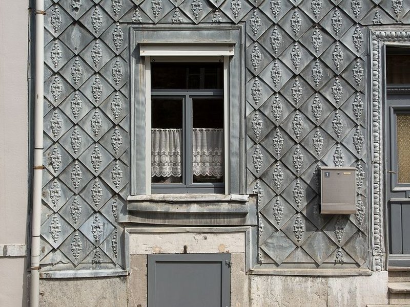 Fenêtre bois reprise sur une maison mitoyenne du cœur ancien resserré de Marennes, alignée sur la façade de rue