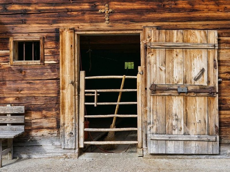 Porte et grande ouverture en bois d'un atelier de la zone artisanale de Messimy dans les Monts du Lyonnais
