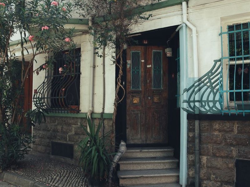 Porte d'entrée en bois d'une maison de pierre de Meys, dans les Monts du Lyonnais