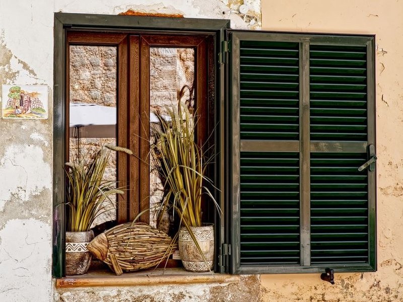 Ancienne fenêtre en bois à petits bois d'une maison vigneronne en pierre de Millery avant restauration