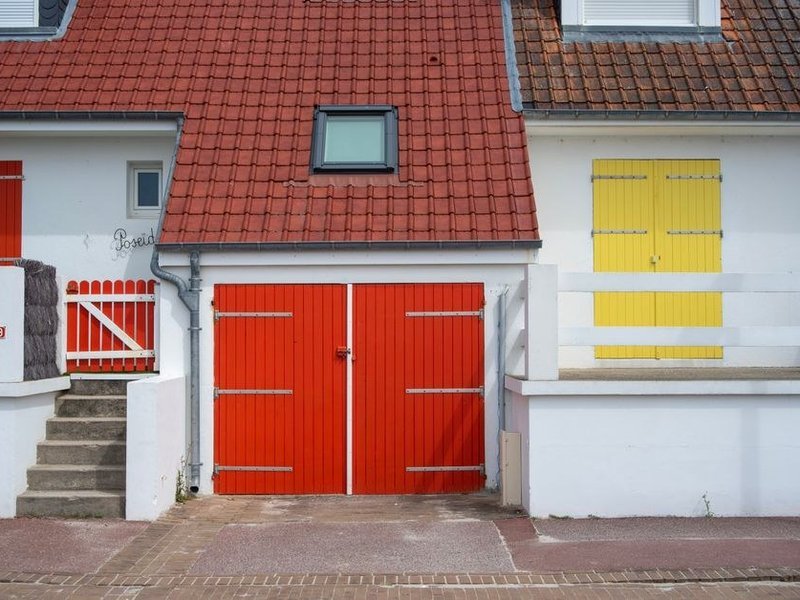 Nouvelle porte de garage sectionnelle motorisée installée sur un pavillon de lotissement à Mions à la place d'une ancienne basculante
