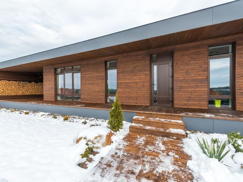Vitrage à contrôle solaire posé sur une façade ouest exposée d'un pavillon de coteau de Montagny