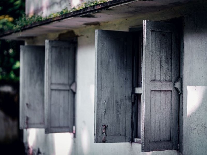 Fenêtre bois et volets battants d'une maison de plateau du bourg ancien de Montanay