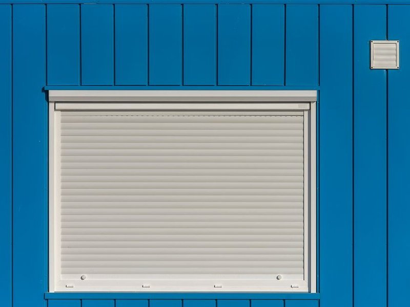 Volet roulant posé sur la fenêtre d'un pavillon de la couronne périurbaine de Mornant